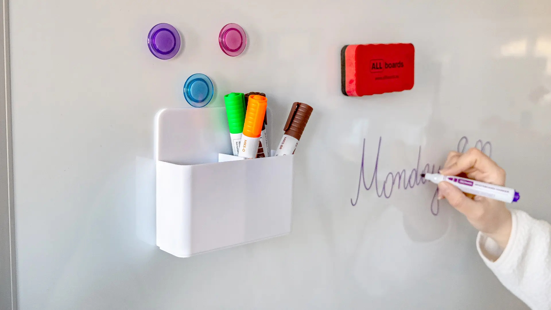 Universal marker holder for whiteboards - Image 4